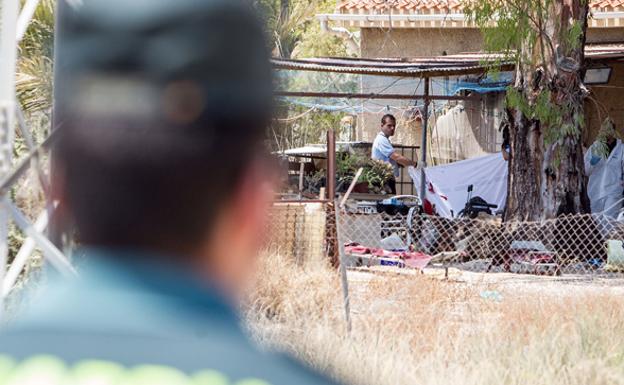 Un guardia civil, en la escena de un crimen en la Vila-joiosa.