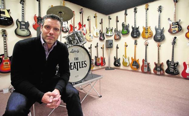 Juanjo Vila, rodeado por algunas de las guitarras eléctricas de la colección familiar.
