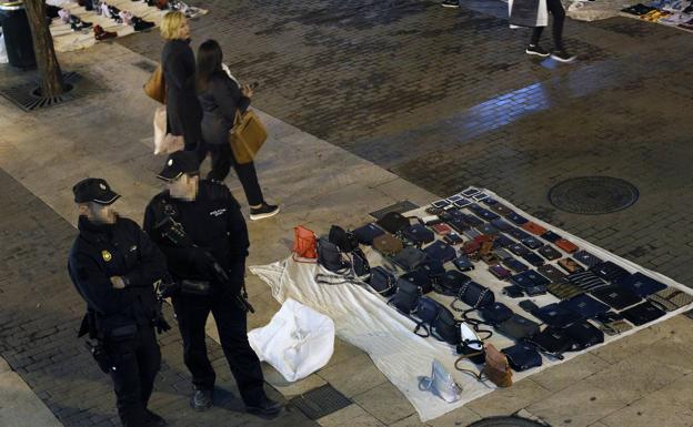 Los manteros, el azote del comercio en Valencia