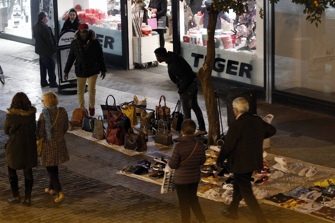 Fotos de las ventas de manteros en el centro de Valencia