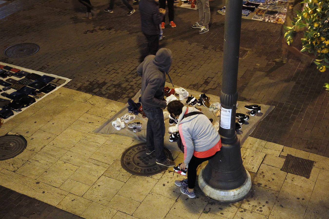 Fotos de las ventas de manteros en el centro de Valencia