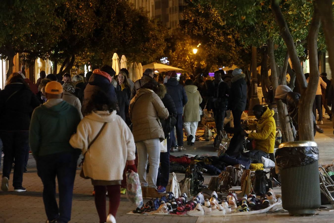 Fotos de las ventas de manteros en el centro de Valencia