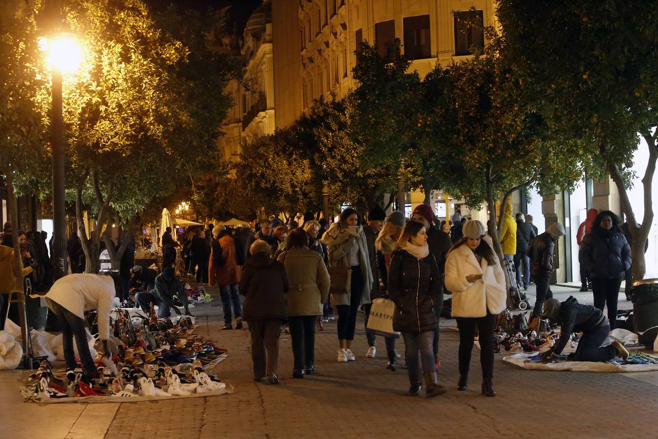 Fotos de las ventas de manteros en el centro de Valencia