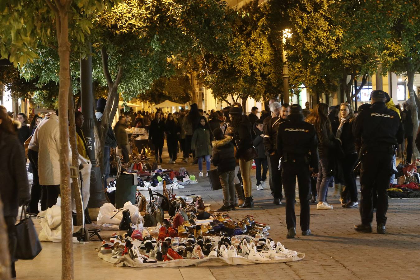 Fotos de las ventas de manteros en el centro de Valencia