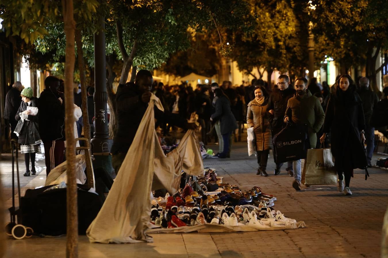 Fotos de las ventas de manteros en el centro de Valencia