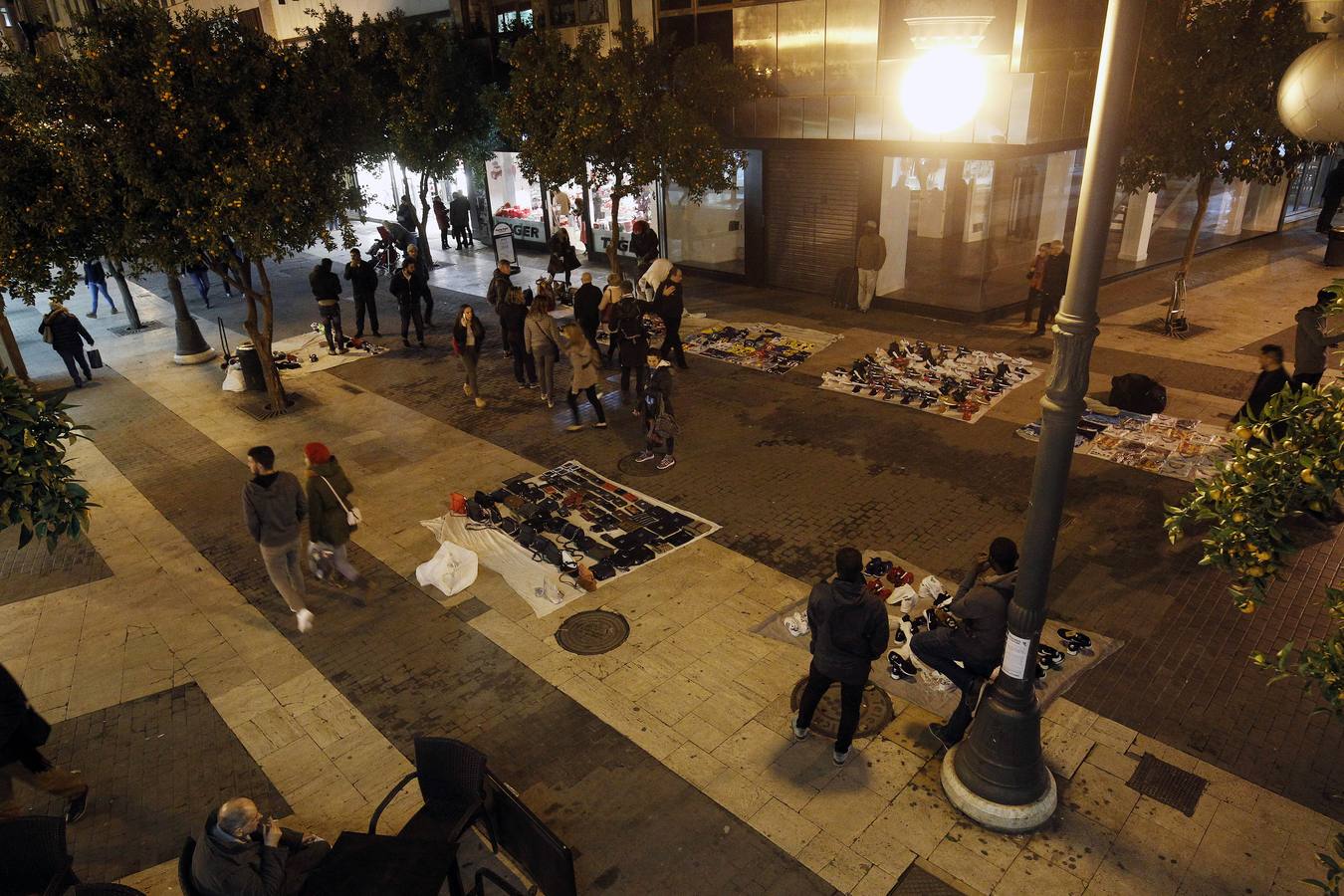 Fotos de las ventas de manteros en el centro de Valencia