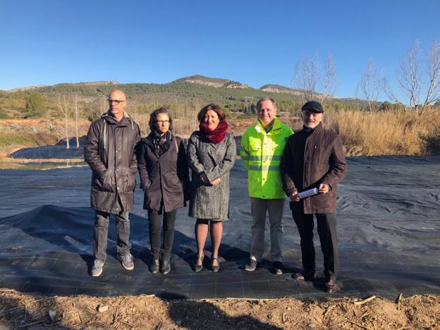 El delegado del Gobierno y representantes de la conselleria, junto a la alcaldesa de Bellús. 