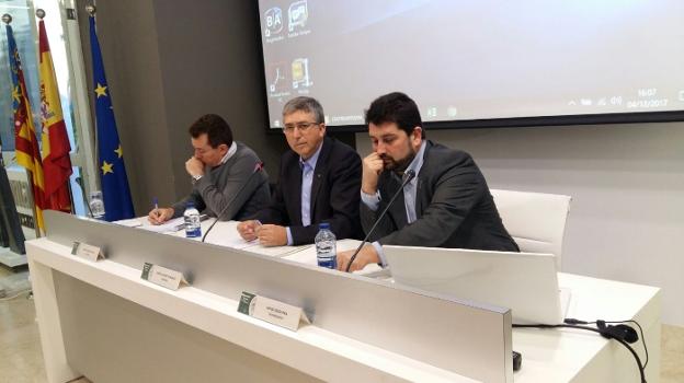 El conseller Climent, en la reunión del Observatorio del Comercio Valenciano de ayer, junto al director general Natxo Costa. 