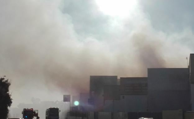 El humo del incendio de L'Alqueria de la Comtessa.