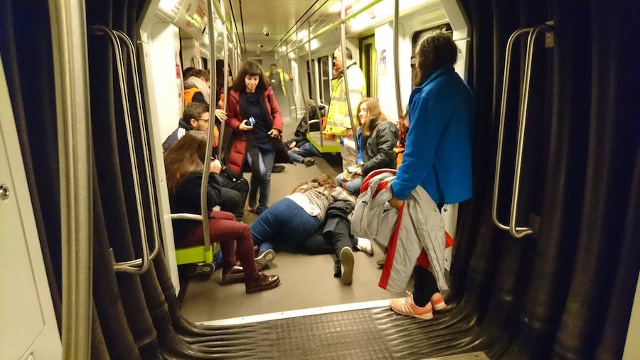 Efectivos de seguridad, sanitarios y voluntarios participan en un simulacro de madrugada entre las paradas de Faitanar y Quart de Poblet