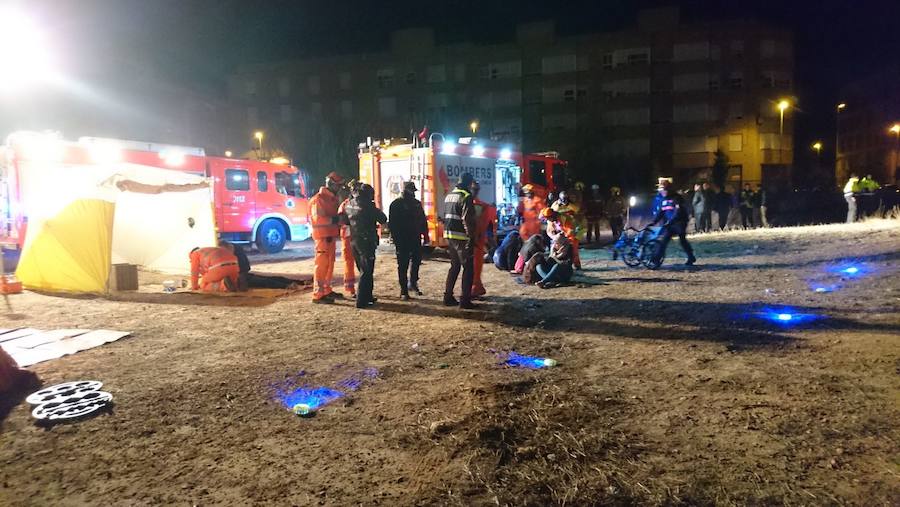 Efectivos de seguridad, sanitarios y voluntarios participan en un simulacro de madrugada entre las paradas de Faitanar y Quart de Poblet