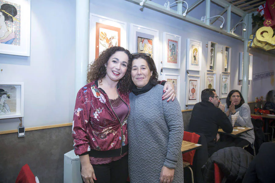 El Mercado de Colón acogió la inauguración de la exposición de Cristina Peris con collages nipones bajo el título 'UKIYO-E o Mundo Flotante'. Y lo hizo en un mercadillo navideño en el que se sirvieron ostras, quesos y cervezas