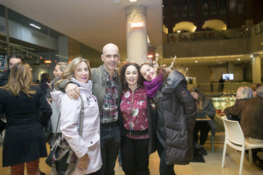 El Mercado de Colón acogió la inauguración de la exposición de Cristina Peris con collages nipones bajo el título 'UKIYO-E o Mundo Flotante'. Y lo hizo en un mercadillo navideño en el que se sirvieron ostras, quesos y cervezas