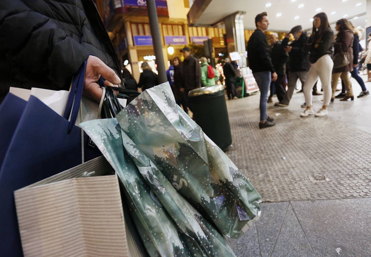 Fotos de compras navideñas en el centro de Valencia en el inicio de puente de la Constitución