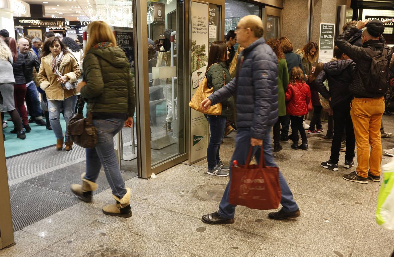 Fotos de compras navideñas en el centro de Valencia en el inicio de puente de la Constitución