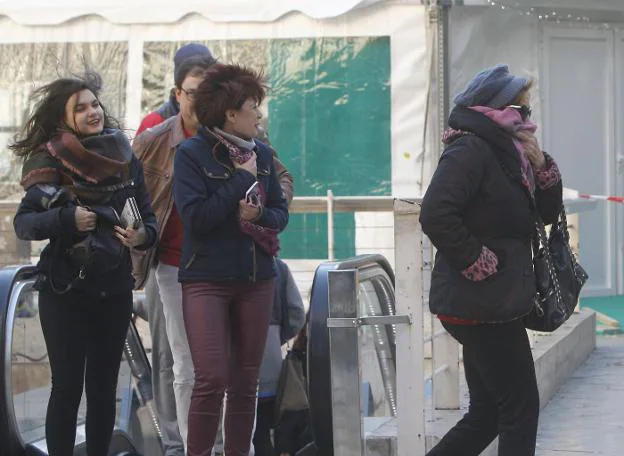 Unas mujeres se protegen del frío en Valencia. 