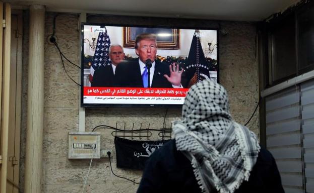 Un hombre palestino ve el discurso de Trump en un café en Jerusalén.
