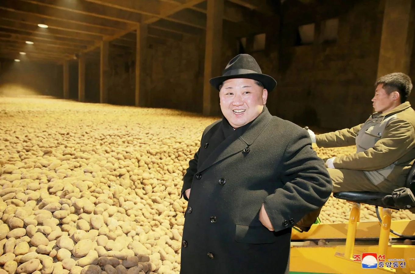 Un foto de fecha desconocida publicada ayer por la KCNA, la agencia oficial de noticias de Corea del Norte, con la visita del líder Kim Jong-Un a un almacen de patatas. 