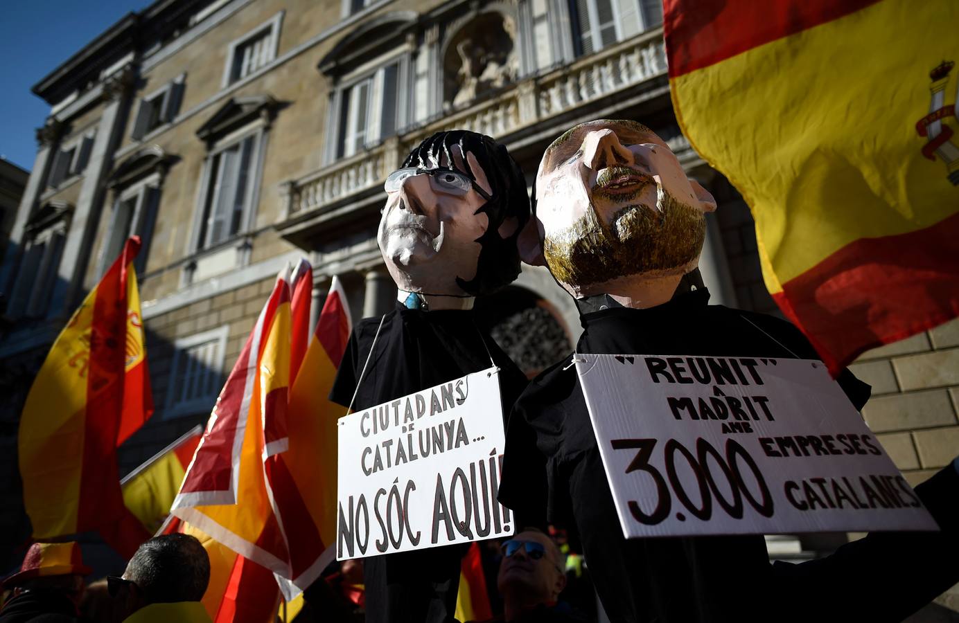 Unas 12.000 personas, según la Guardia Urbana, se han manifestado en el centro de Barcelona convocadas por la entidad Espanya i Catalans, para defender la unidad de España y en defensa de la Constitución, entre gritos de "Puigdemont, a prisión".