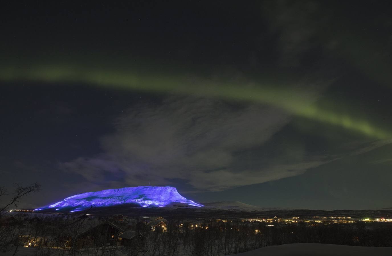 Vista del monte Saana en Lappland iluminado por la artista Kari Kola bajo la Aurora Boreal, durante la celebración del 100º. aniversario de la independencia de Finlandia, del imperio ruso el 6 de diciembre de 2017, en Kilpisjärvi. 