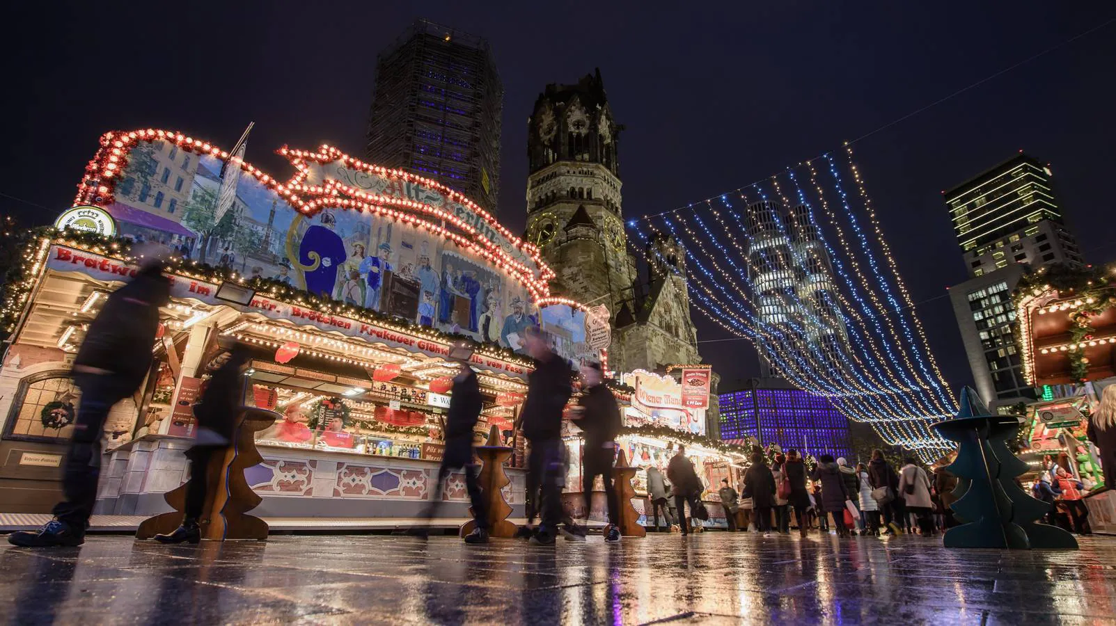 El mercado navideño de la plaza Breitscheidplatz, en Berlín, que fue atacado el pasado 19 de diciembre por un camión conducido por un terrorista. Tras los 12 muertos del ataque, las medidas de seguridad se han incrementado. 