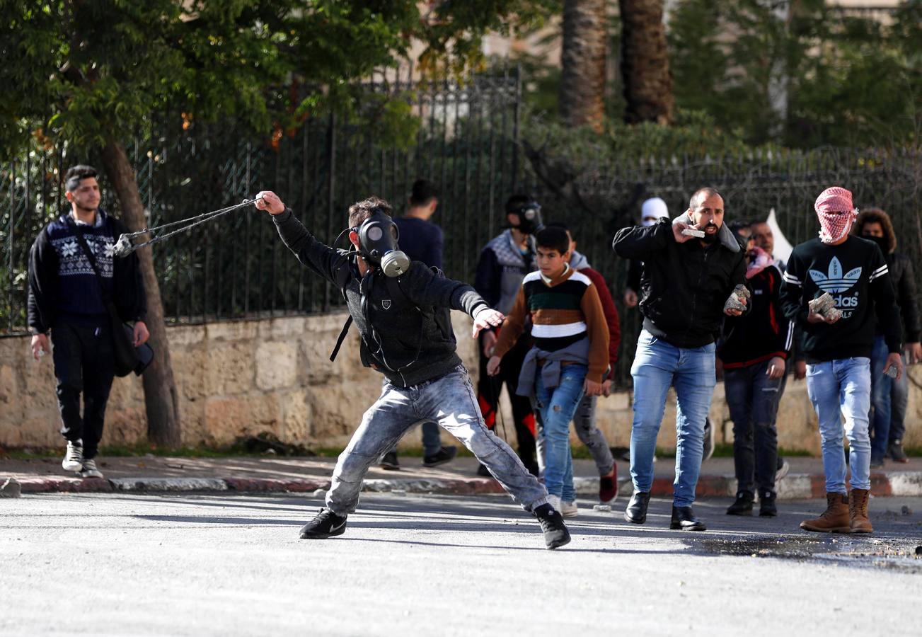 Trump reconoce Jerusalén como capital de Israel y el mundo árabe responde. Tras la llamada de Hamas a las protesta callejera, cientos de militantes y jóvenes sacan las piedras, las ondas y los cócteles molotov. Algunos enseñan sus AK-47. Arden las calles en Gaza y Cirsjordania, en Hebrón, Ramala, Naplusa, Belén...