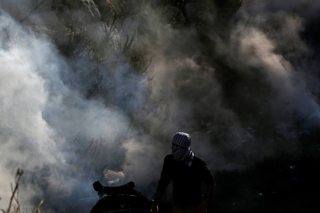 Trump reconoce Jerusalén como capital de Israel y el mundo árabe responde. Tras la llamada de Hamas a las protesta callejera, cientos de militantes y jóvenes sacan las piedras, las ondas y los cócteles molotov. Algunos enseñan sus AK-47. Arden las calles en Gaza y Cirsjordania, en Hebrón, Ramala, Naplusa, Belén...