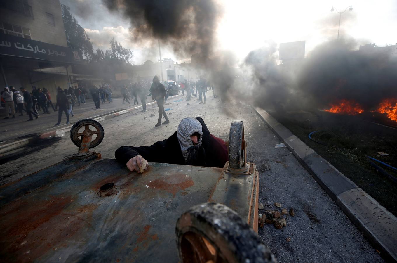 Trump reconoce Jerusalén como capital de Israel y el mundo árabe responde. Tras la llamada de Hamas a las protesta callejera, cientos de militantes y jóvenes sacan las piedras, las ondas y los cócteles molotov. Algunos enseñan sus AK-47. Arden las calles en Gaza y Cirsjordania, en Hebrón, Ramala, Naplusa, Belén...