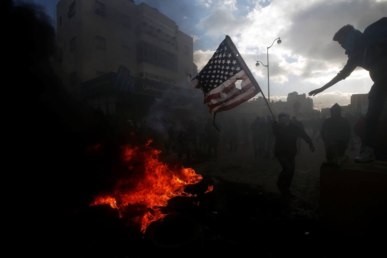 Trump reconoce Jerusalén como capital de Israel y el mundo árabe responde. Tras la llamada de Hamas a las protesta callejera, cientos de militantes y jóvenes sacan las piedras, las ondas y los cócteles molotov. Algunos enseñan sus AK-47. Arden las calles en Gaza y Cirsjordania, en Hebrón, Ramala, Naplusa, Belén...