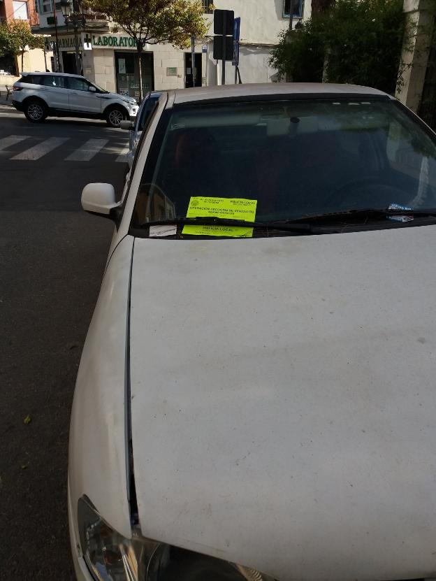 Un vehículo abandonado en Paterna. 