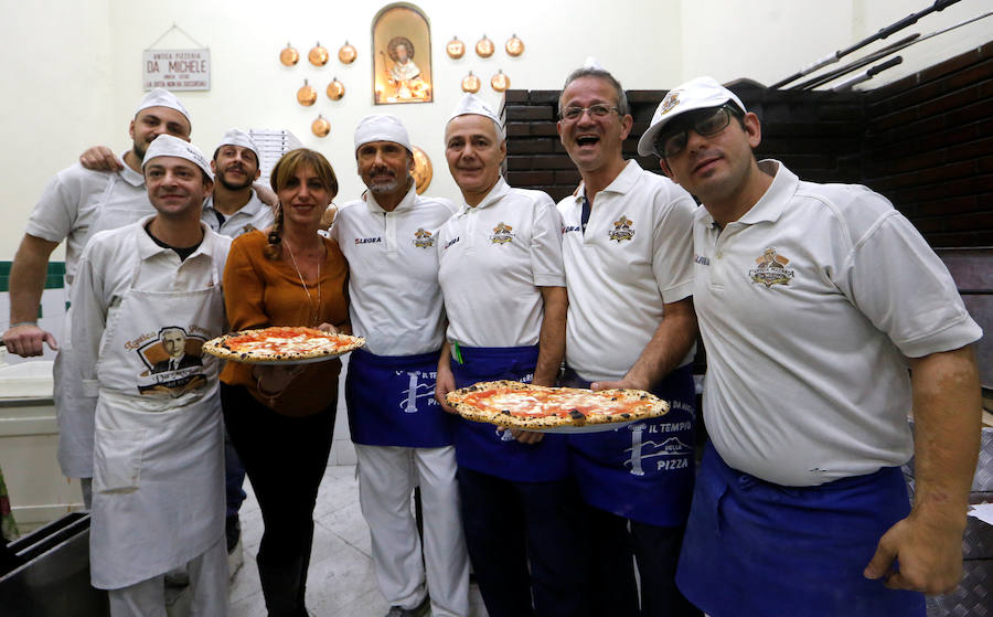 El arte de los "pizzaoili" napolitanos que durante siglos han hecho revolear la masa de esta especialidad mundialmente conocida de la cocina italiana entró este jueves en la lista de Patrimonio Inmaterial de la Humanidad de la Unesco.