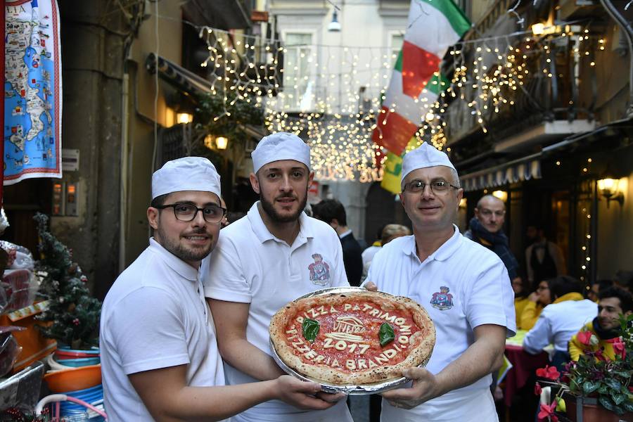 El arte de los "pizzaoili" napolitanos que durante siglos han hecho revolear la masa de esta especialidad mundialmente conocida de la cocina italiana entró este jueves en la lista de Patrimonio Inmaterial de la Humanidad de la Unesco.