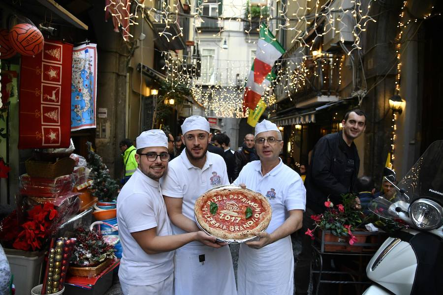 El arte de los "pizzaoili" napolitanos que durante siglos han hecho revolear la masa de esta especialidad mundialmente conocida de la cocina italiana entró este jueves en la lista de Patrimonio Inmaterial de la Humanidad de la Unesco.