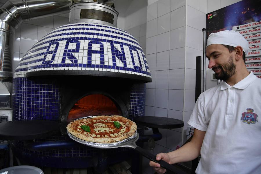 El arte de los "pizzaoili" napolitanos que durante siglos han hecho revolear la masa de esta especialidad mundialmente conocida de la cocina italiana entró este jueves en la lista de Patrimonio Inmaterial de la Humanidad de la Unesco.