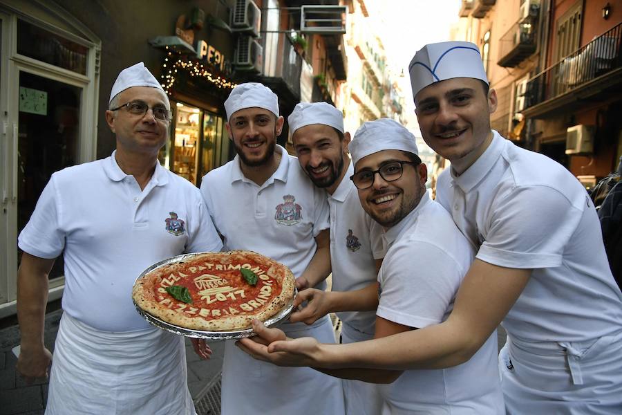 El arte de los "pizzaoili" napolitanos que durante siglos han hecho revolear la masa de esta especialidad mundialmente conocida de la cocina italiana entró este jueves en la lista de Patrimonio Inmaterial de la Humanidad de la Unesco.