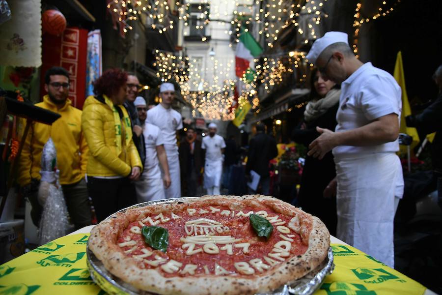 El arte de los "pizzaoili" napolitanos que durante siglos han hecho revolear la masa de esta especialidad mundialmente conocida de la cocina italiana entró este jueves en la lista de Patrimonio Inmaterial de la Humanidad de la Unesco.