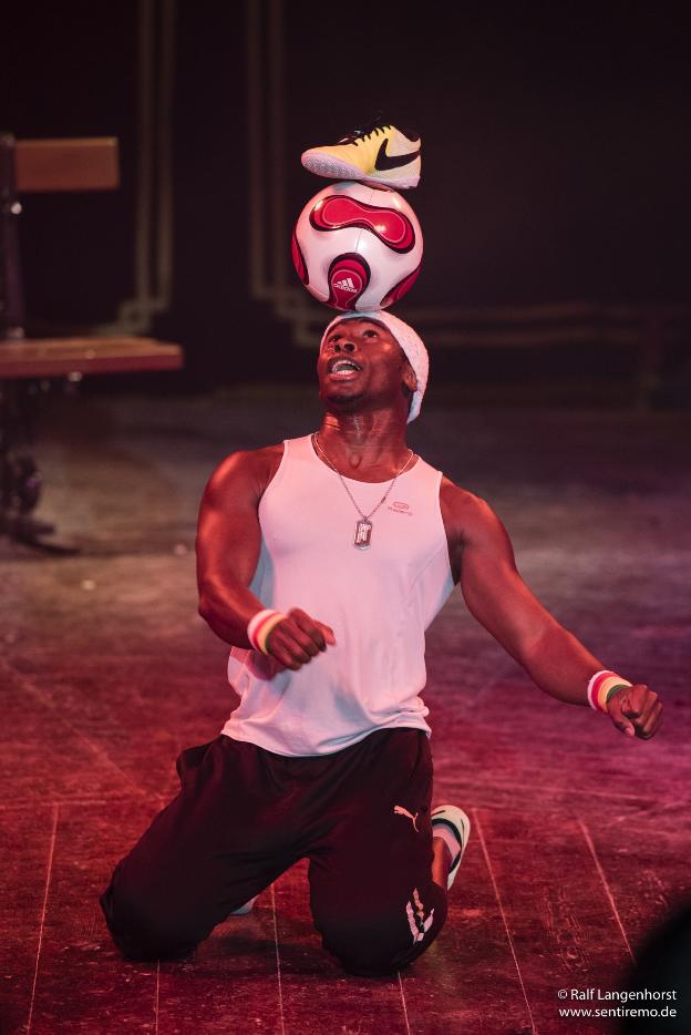 Iya Traoré hace malabares
con el balón en el circo Raluy.
