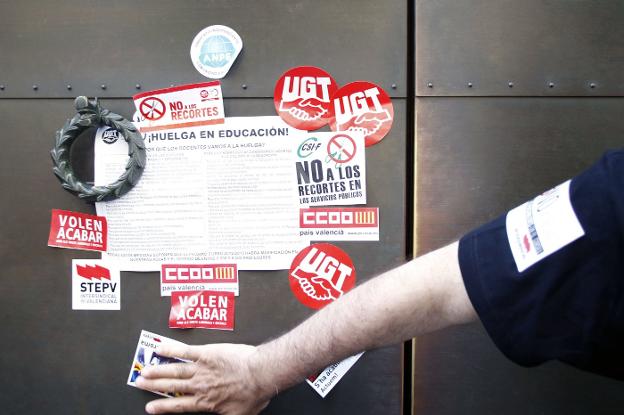Un sindicalista pega una pegatina durante una protesta de profesores contra los recortes educativos organizada en 2012. 