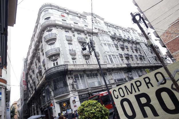 Fachada del edificio con posible uso hotelero. 