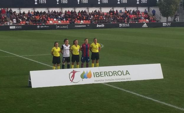 Las capitanas y los árbitros posan antes del comienzo. 