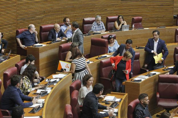  En Les Corts. Diputados de Podemos en primer término y al fondo, tránsfugas de Cs. 