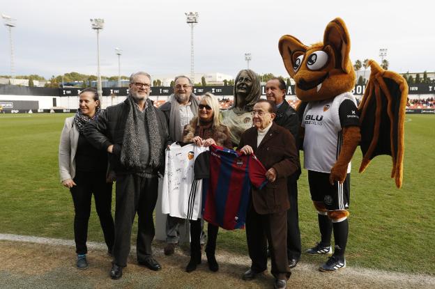 LOS CLUBES RINDEN HOMENAJE A MERCHINA PERIS