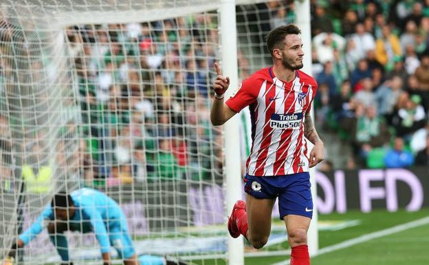 Saúl celebra su tanto ante el Betis.