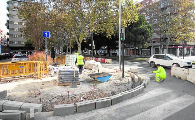 Imagen principal - Valencia sufre atascos diariamente que se han visto incrementados por las obras. 