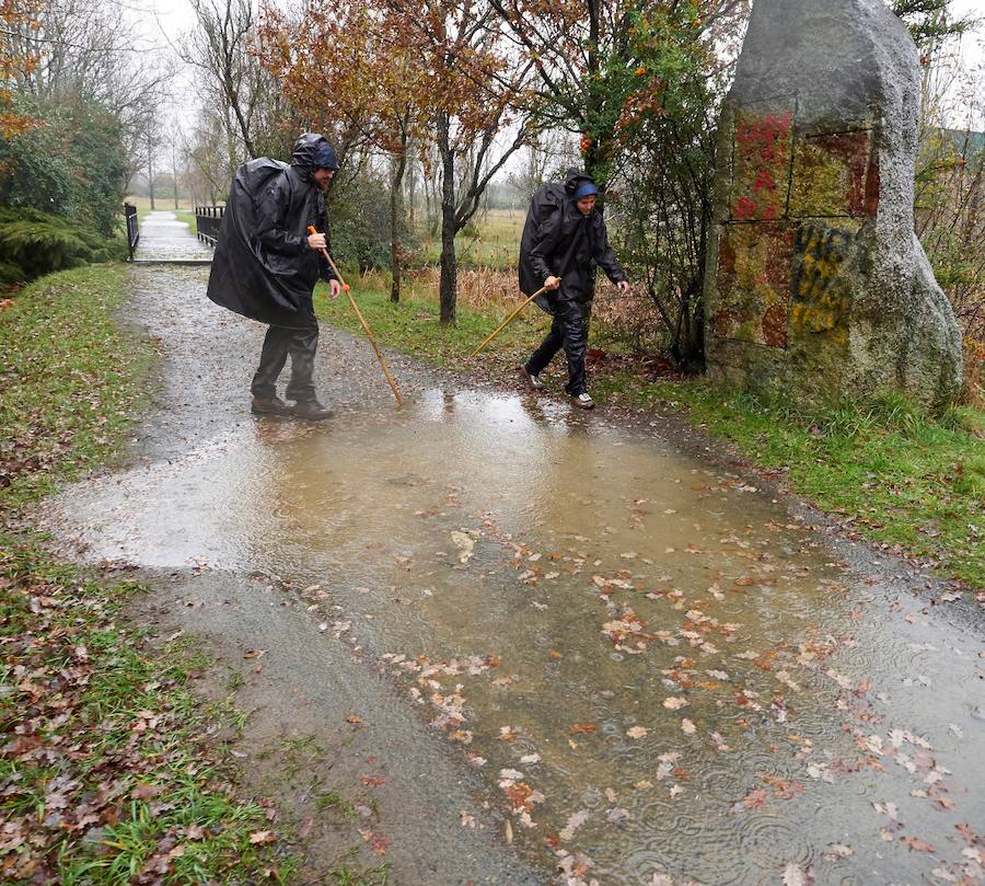 Fotos de la llegada de la borrasca Ana cuyas consecuencias ya son visibles en diferentes puntos de la península como Galicia, Navarra o Castilla-La Mancha. Además, 44 provincias siguen en alerta por fuertes rachas de viento. 