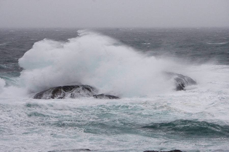 Fotos de la llegada de la borrasca Ana cuyas consecuencias ya son visibles en diferentes puntos de la península como Galicia, Navarra o Castilla-La Mancha. Además, 44 provincias siguen en alerta por fuertes rachas de viento. 