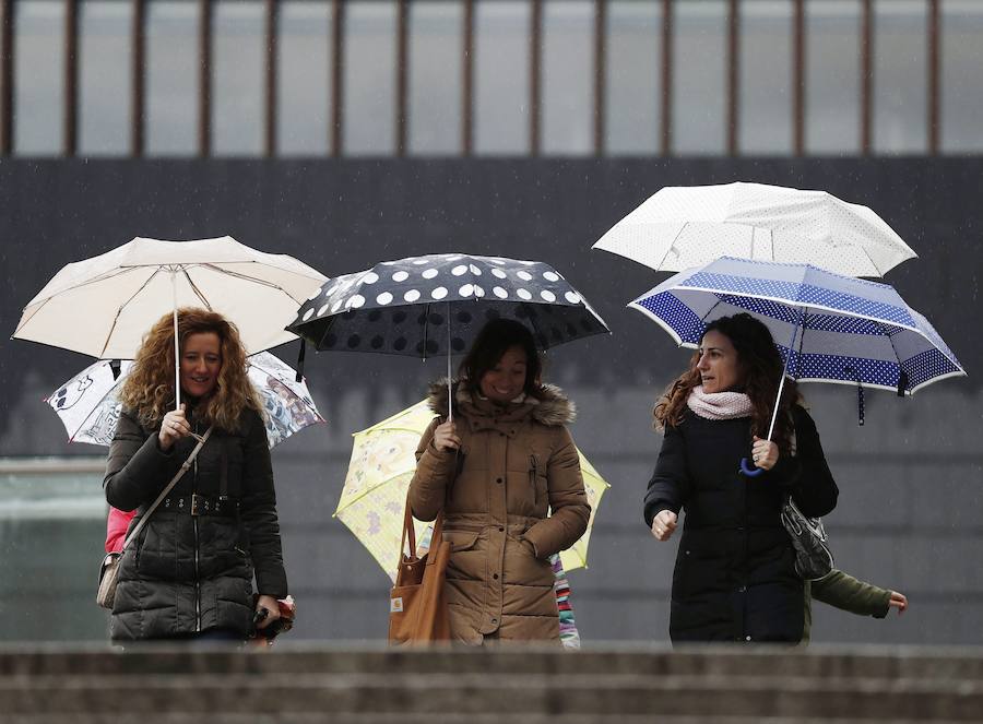 Fotos de la llegada de la borrasca Ana cuyas consecuencias ya son visibles en diferentes puntos de la península como Galicia, Navarra o Castilla-La Mancha. Además, 44 provincias siguen en alerta por fuertes rachas de viento. 