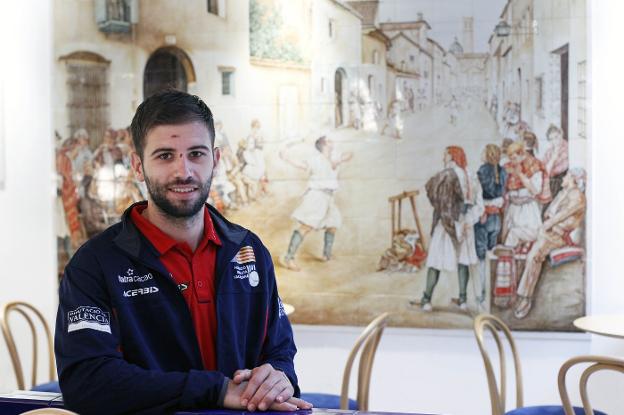 Pablo de Sella, con el chándal de la Selección Valenciana en Pelayo. 