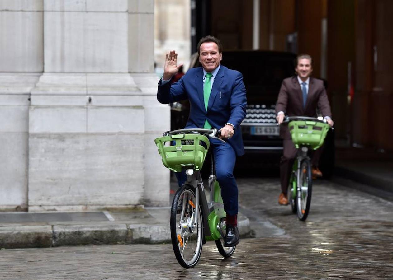 El exgobernador Arnold Schwarzenegger pasea por París en bicicleta y defiende el acuerdo contra el cambio climático.