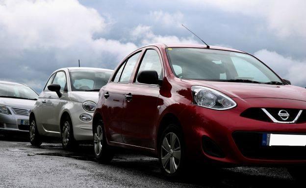 Dar un golpe en el capó del coche antes de arrancar puede salvar vidas